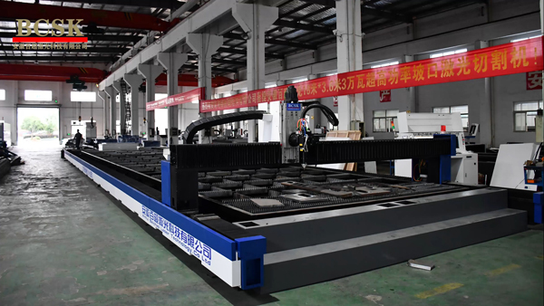 18米3000瓦地軌式光纖激光切割機介紹