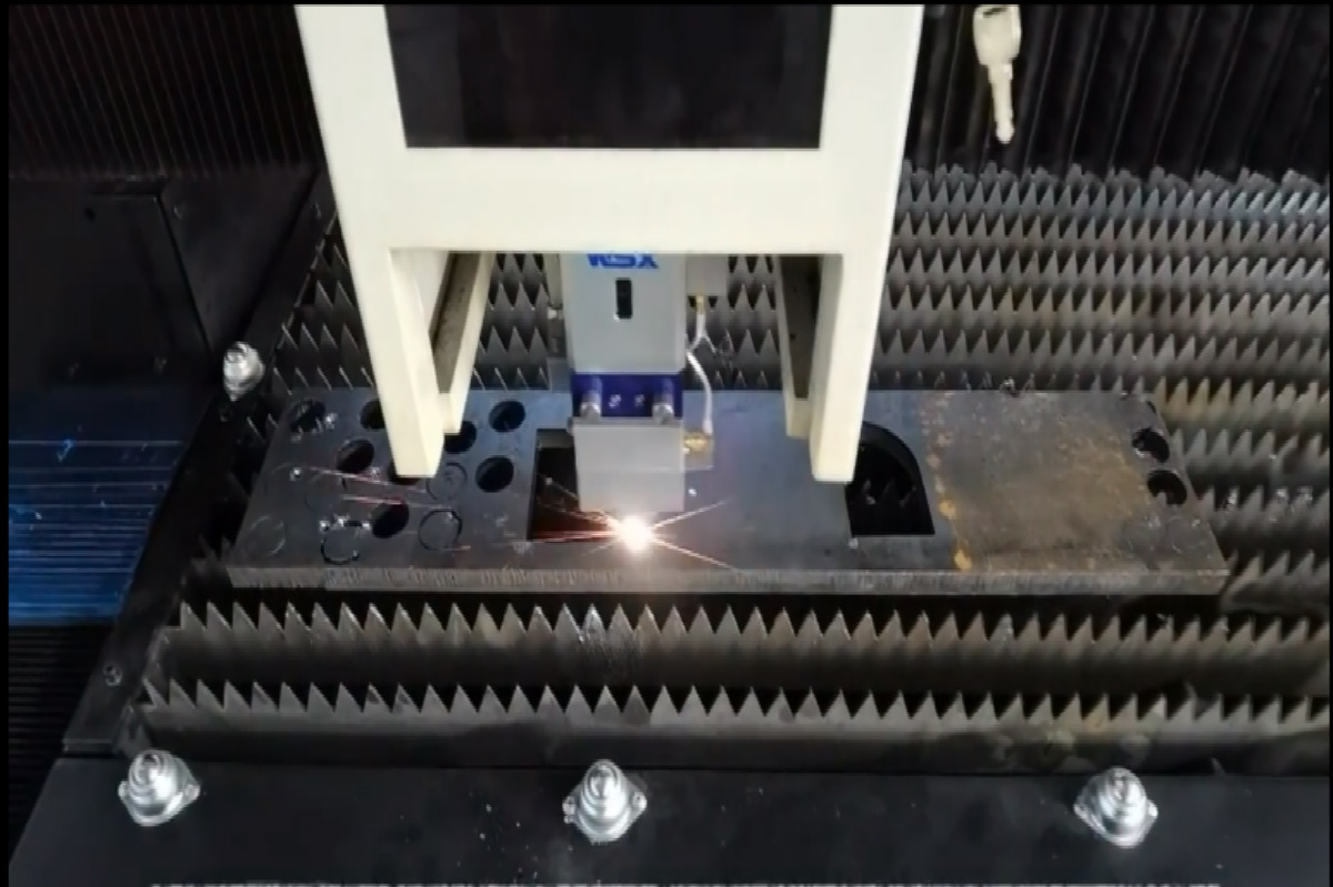 1500瓦光纖激光切割機16毫米鐵板打樣